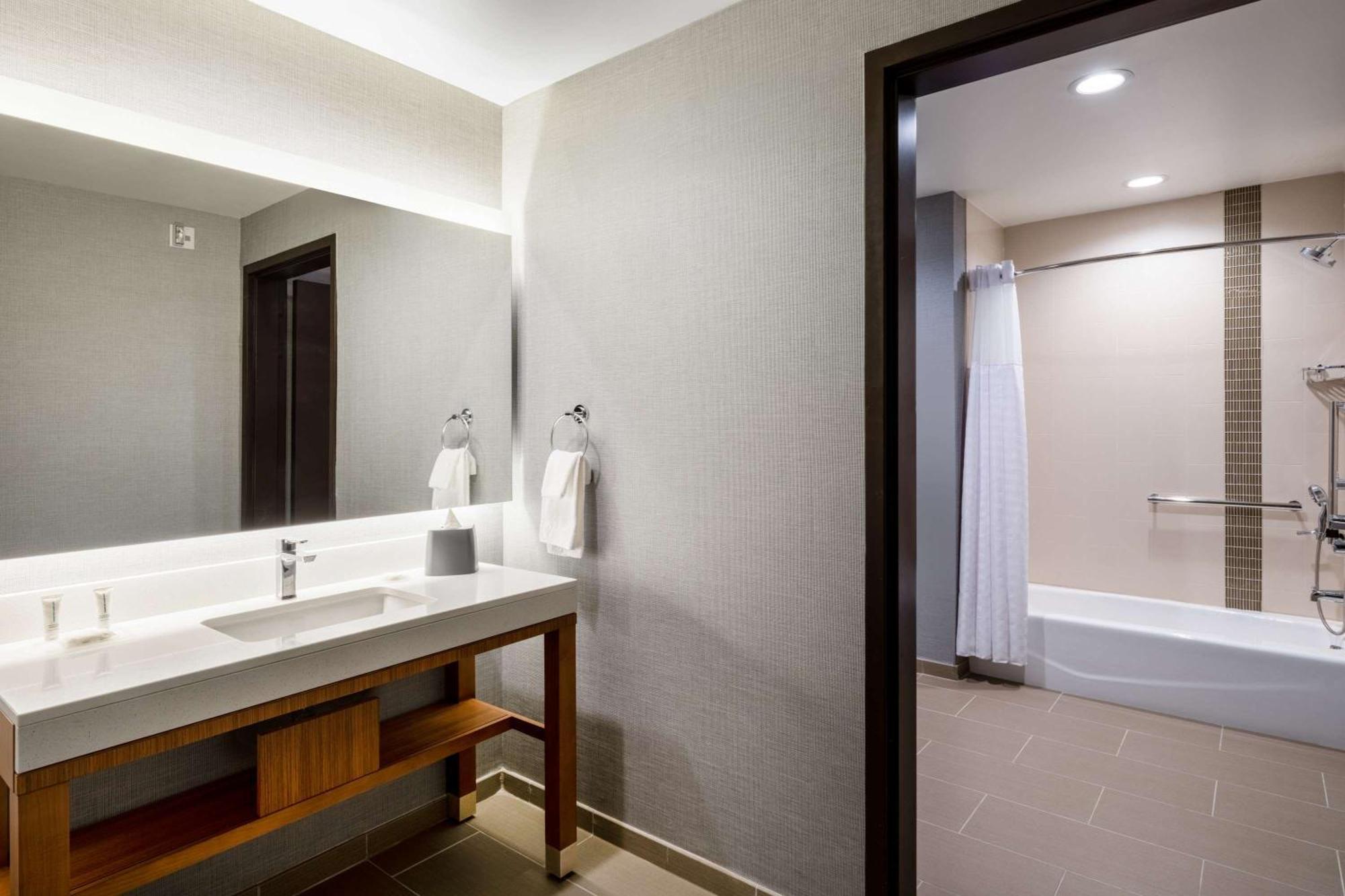 Hyatt Place Worth-alliance Town Center 3*